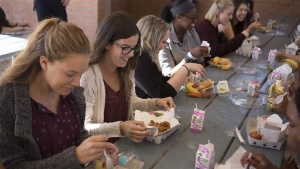 How to Eat Healthy in College